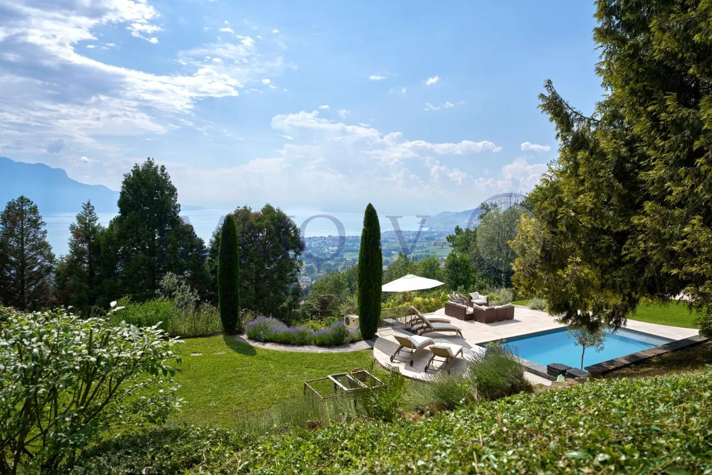PRESTIGIO CON PISCINA E VISTA PANORAMICA - ARREDATO - Foto 2 di 13