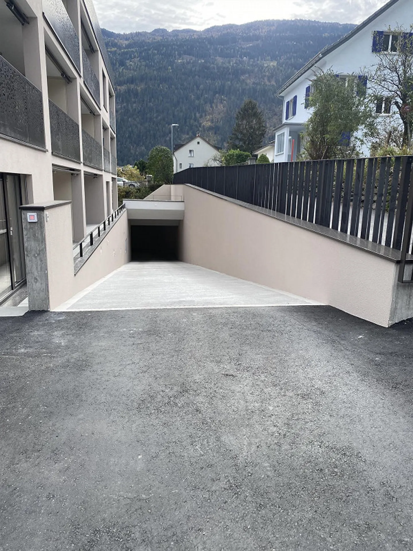 Zentral gelegener Tiefgaragenparkplatz zu verkaufen - Foto 1 von 5