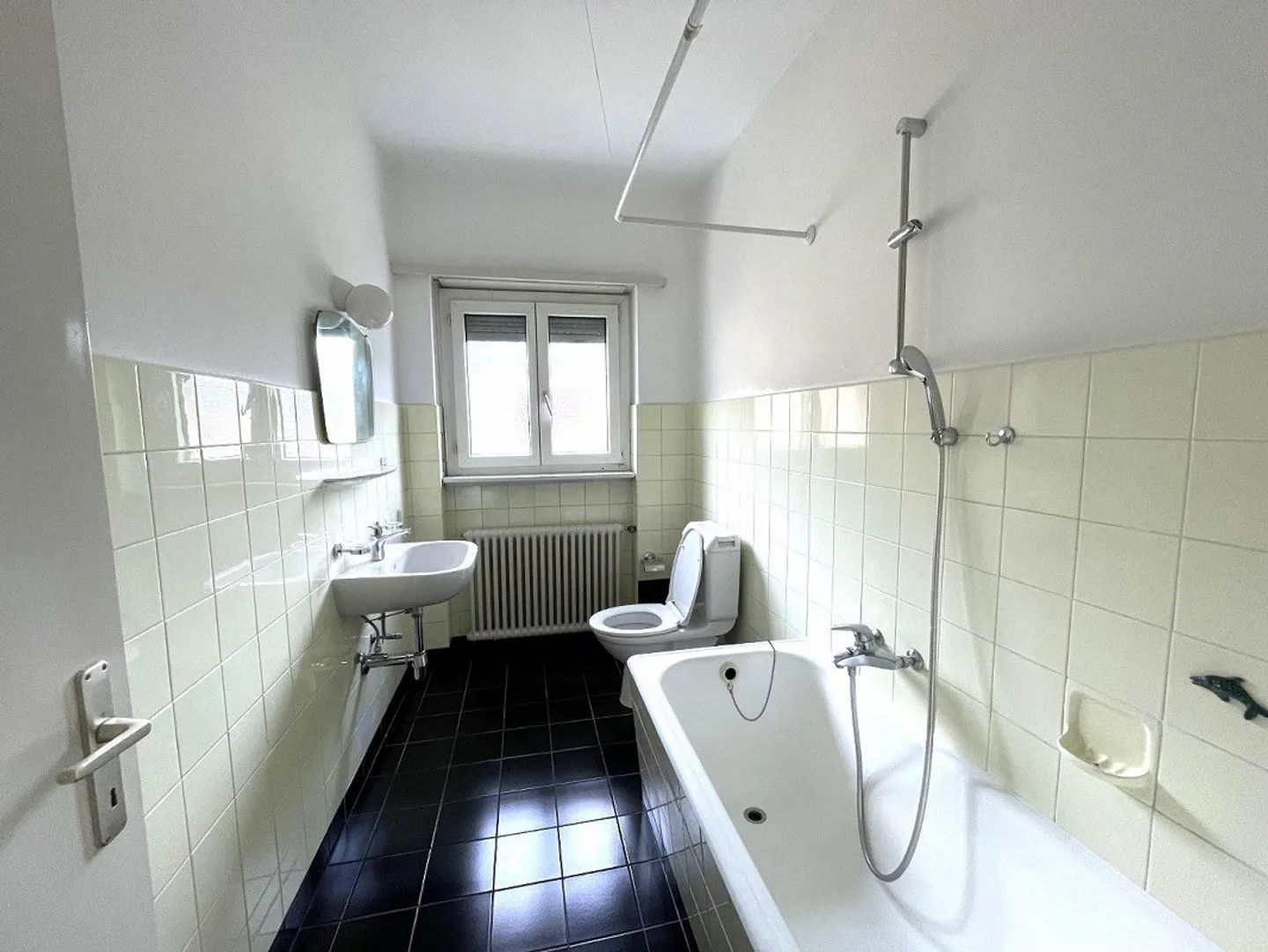 APPARTAMENTO 2.5 LOCALI AL QUARTO ED ULTIMO PIANO - Foto 3 di 8