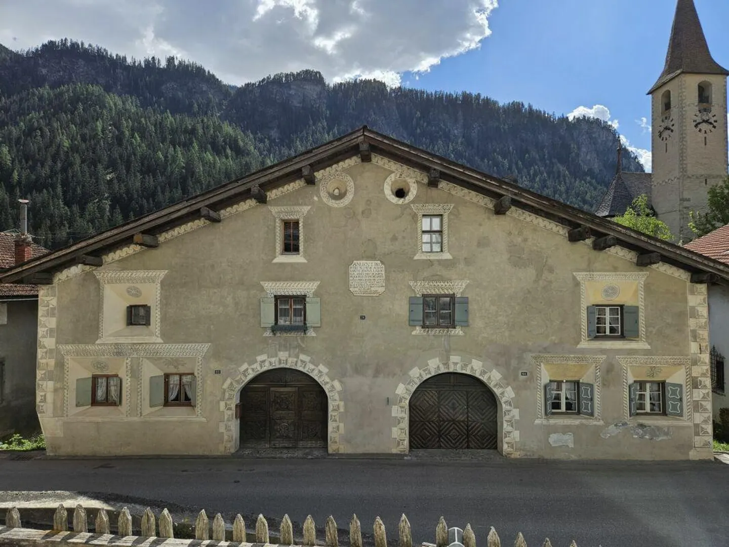 Fascino alpino e storia - Casa bifamiliare del 1729 a Filisur - Foto 1 di 5