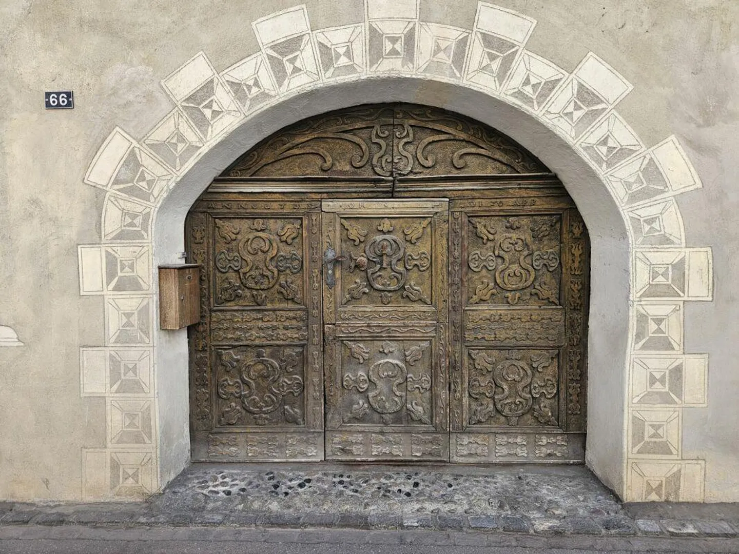 Fascino alpino e storia - Casa bifamiliare del 1729 a Filisur - Foto 2 di 5