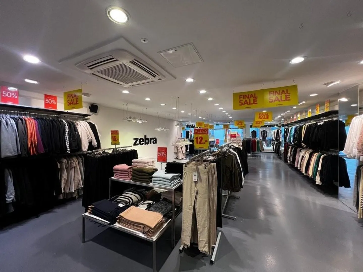 Espace de vente spacieux dans la vieille ville de Chur - Photo 2 sur 11