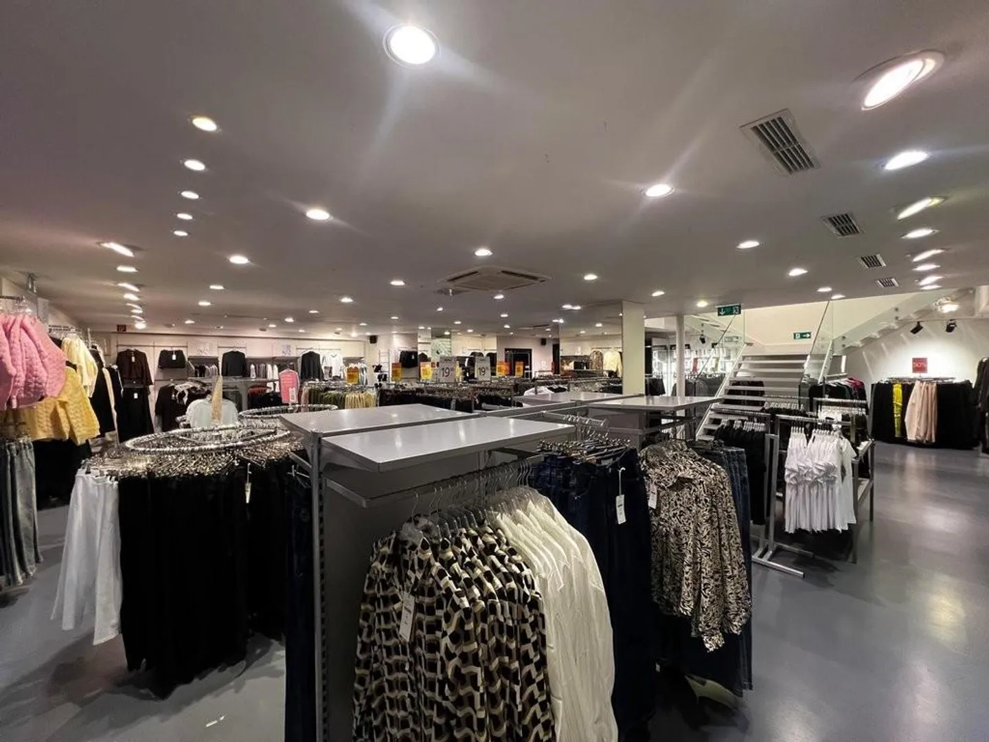 Espace de vente spacieux dans la vieille ville de Chur - Photo 4 sur 11