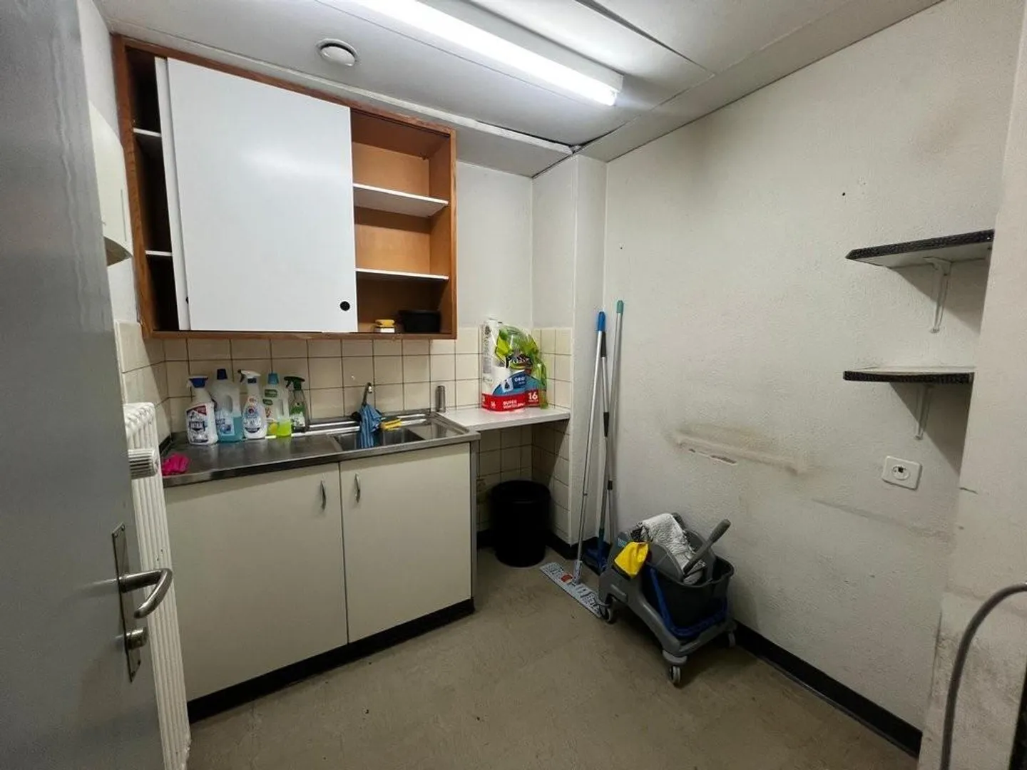 Espace de vente spacieux dans la vieille ville de Chur - Photo 9 sur 11