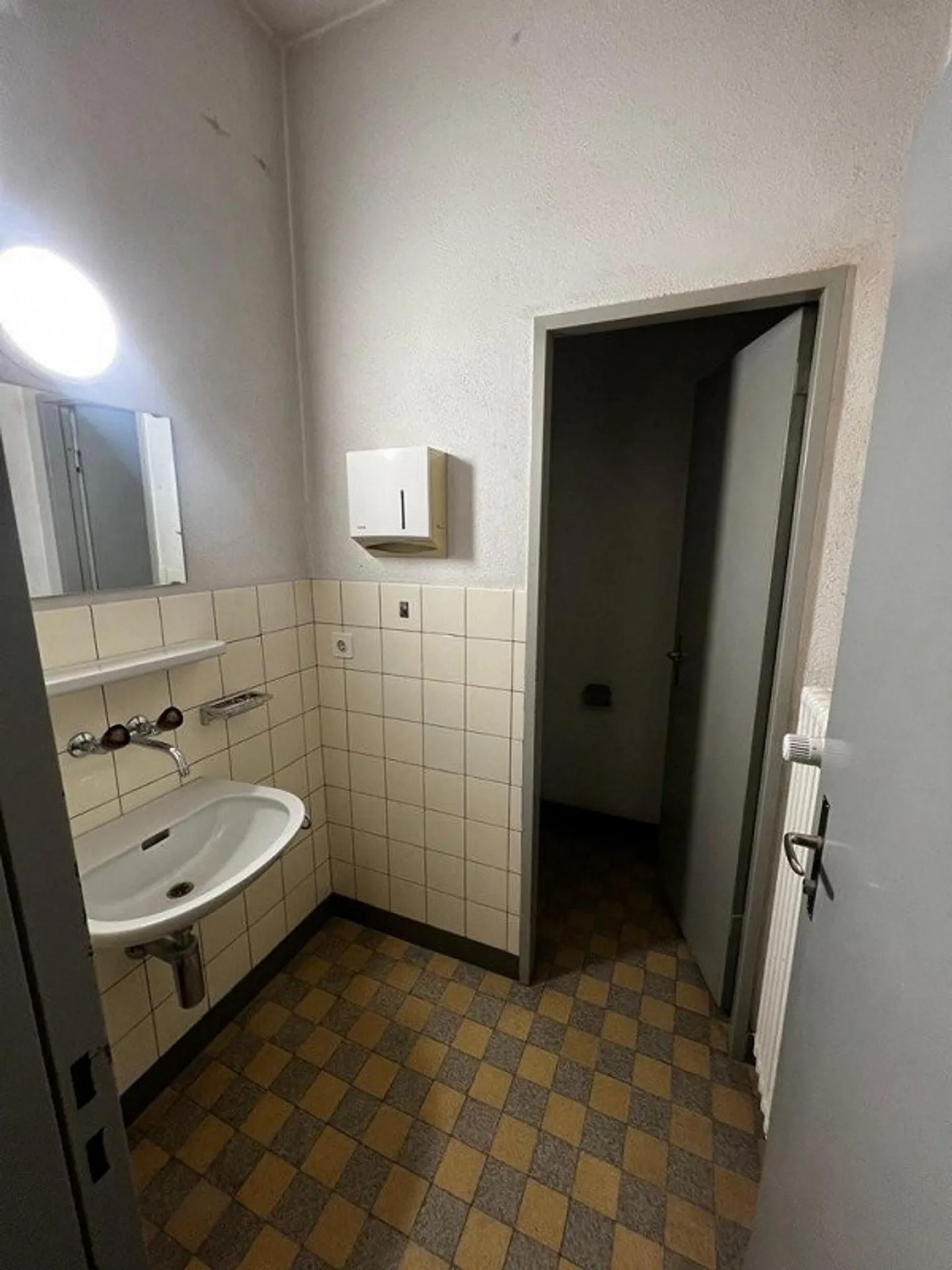 Espace de vente spacieux dans la vieille ville de Chur - Photo 10 sur 11