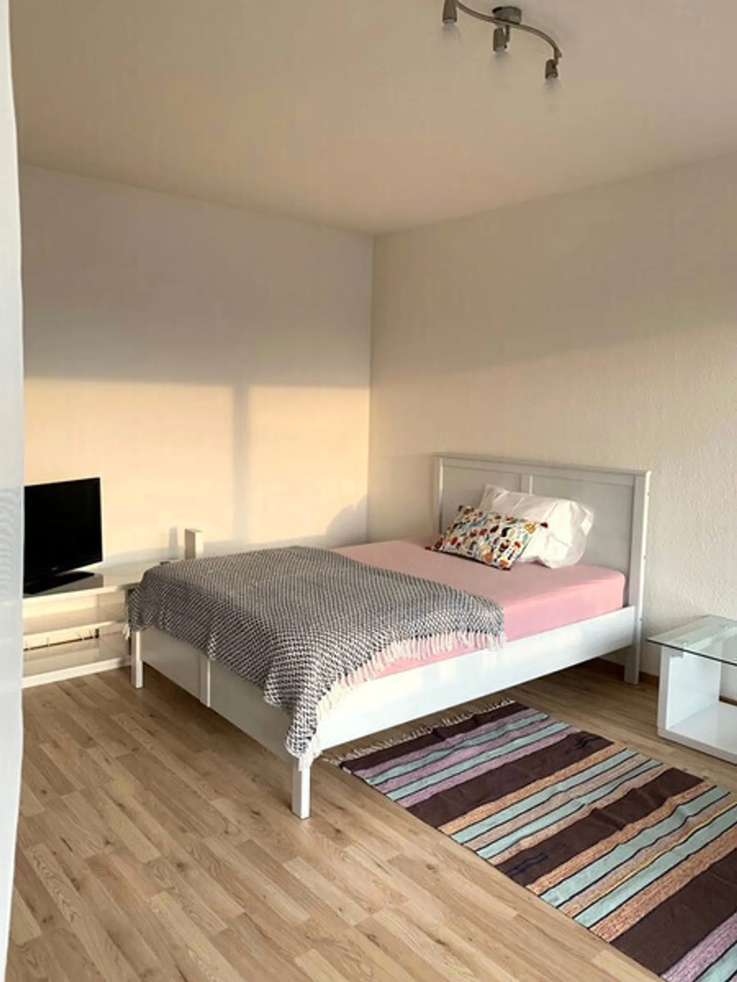 APPARTEMENT 1 PIÈCE À BERN - OSTRING, MEUBLÉ - Photo 2 sur 6