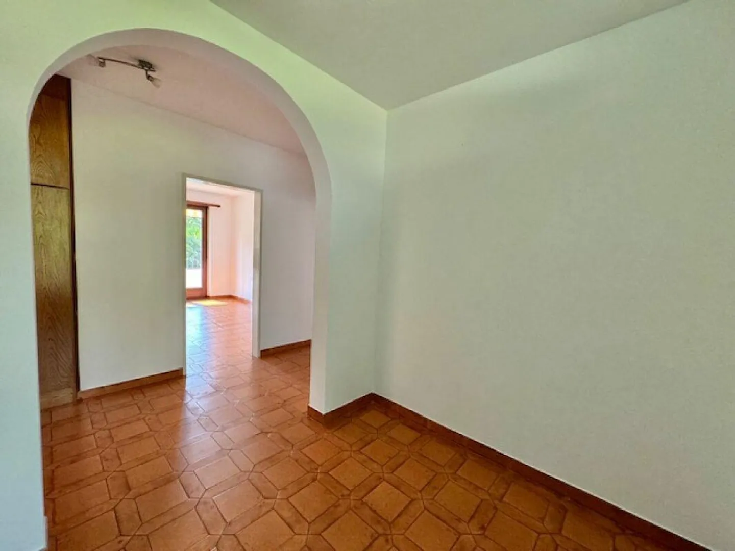 CONTRA - LARGE 5.5-ROOM APARTMENT FOR SALE - Photo 7 of 28