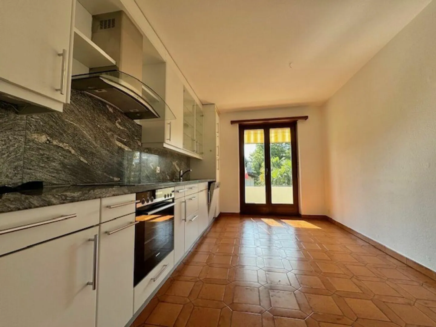 CONTRA - LARGE 5.5-ROOM APARTMENT FOR SALE - Photo 8 of 28