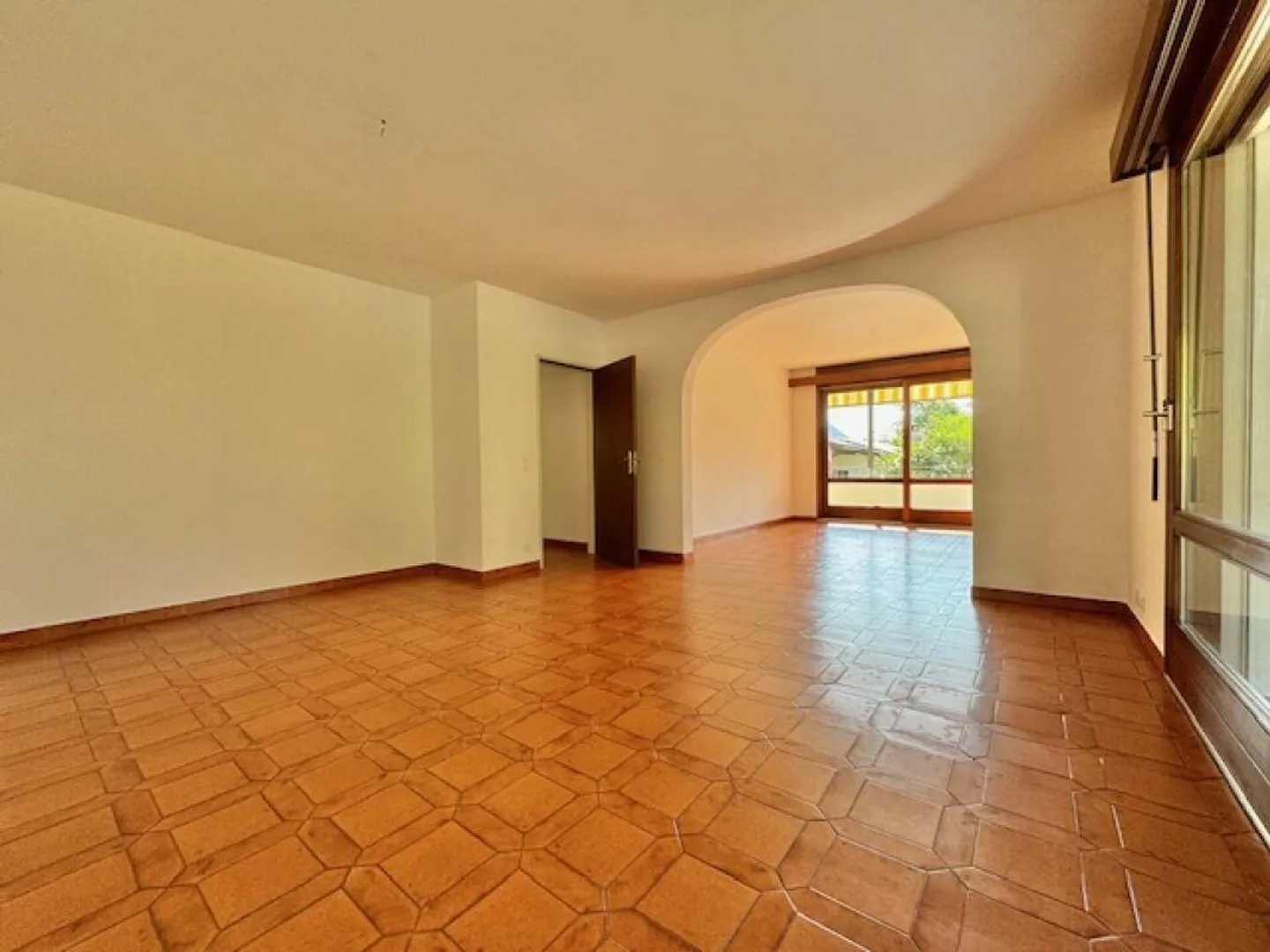 CONTRA - LARGE 5.5-ROOM APARTMENT FOR SALE - Photo 12 of 28