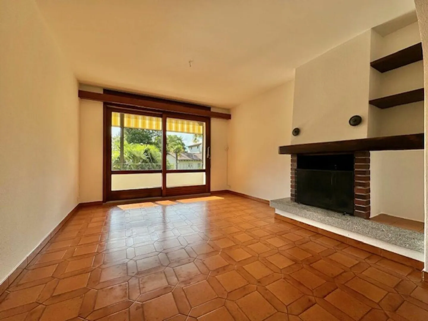 CONTRA - LARGE 5.5-ROOM APARTMENT FOR SALE - Photo 13 of 28