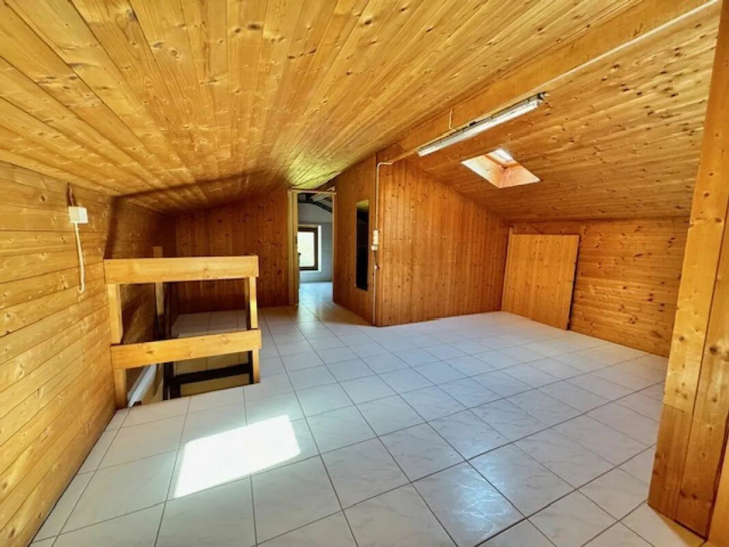 CONTRA - LARGE 5.5-ROOM APARTMENT FOR SALE - Photo 21 of 28