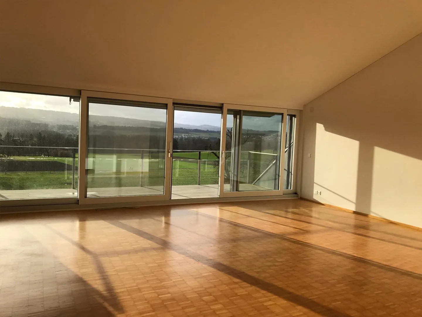 Appartement sous les toits de 4,5 pièces cherche nouveau locataire - Photo 1 sur 15