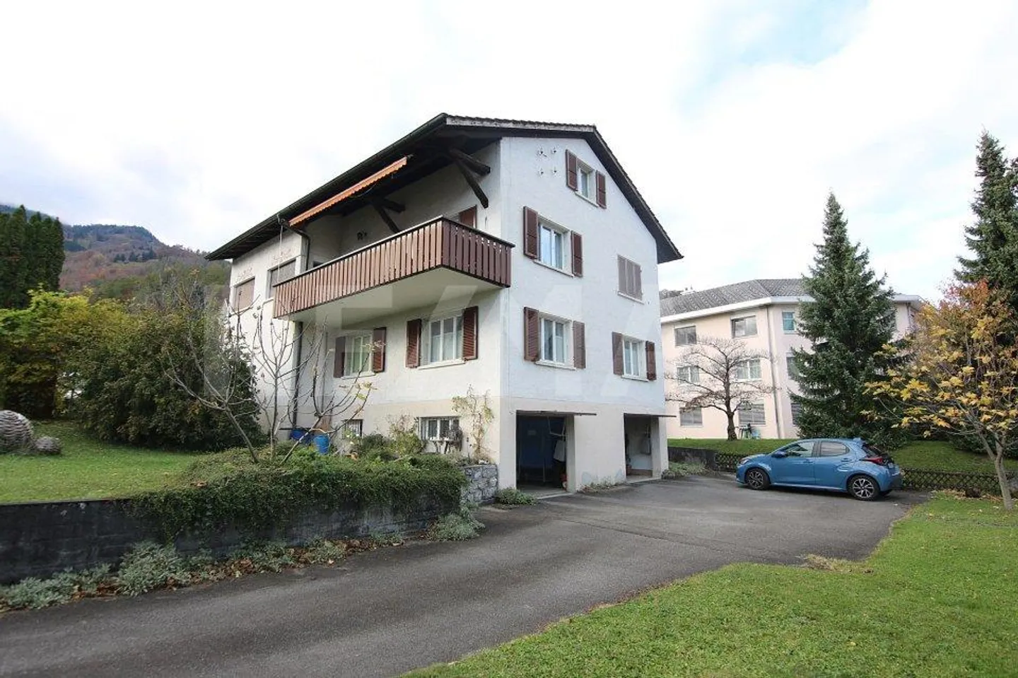 8 ½ Room Detached House with 2 Garages, Commercial Space and Parking Spaces - Photo 2 of 13
