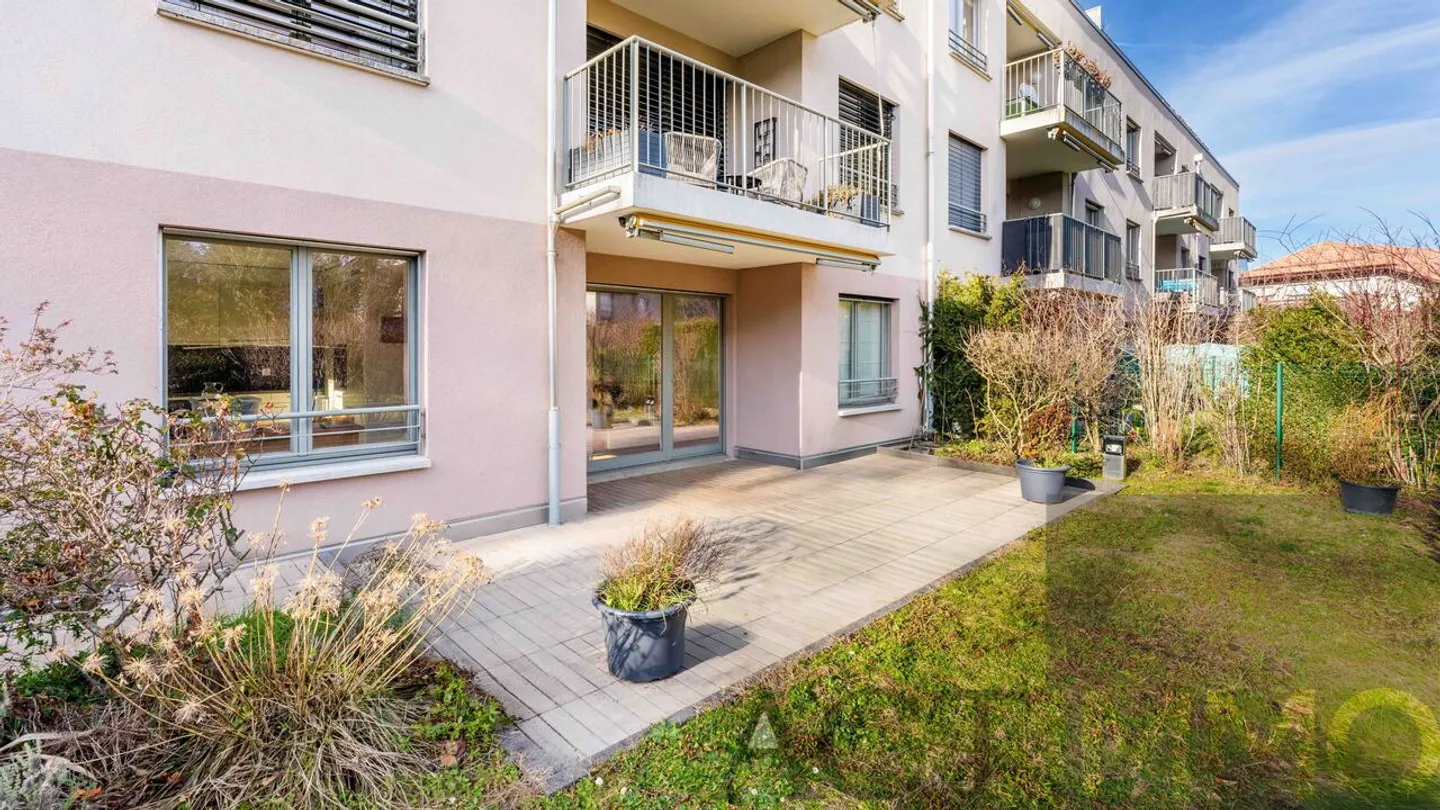 Exclusive 4-room garden-level apartment in the heart of Perly - Photo 1 of 7