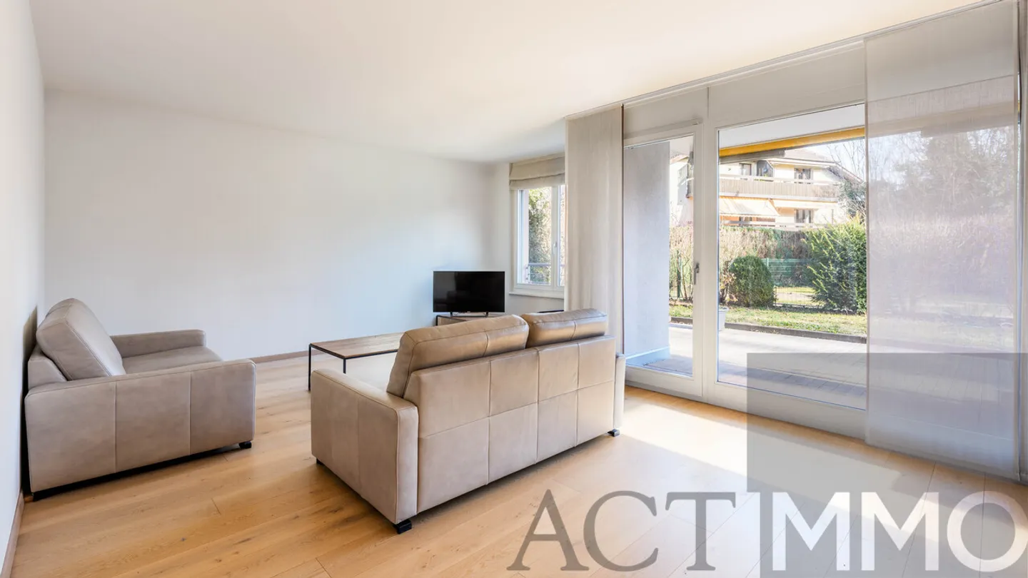 Exclusive 4-room garden-level apartment in the heart of Perly - Photo 2 of 7