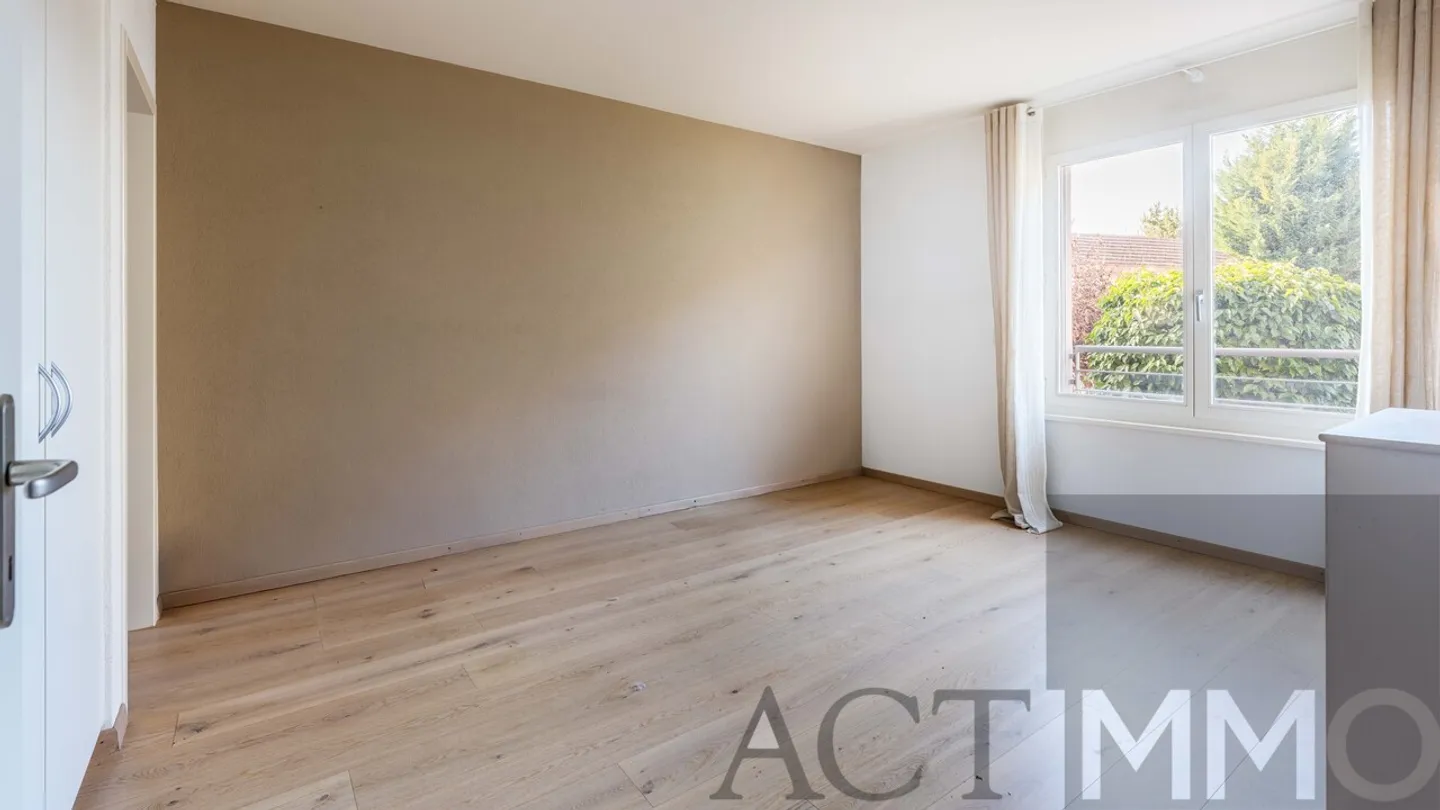 Exclusive 4-room garden-level apartment in the heart of Perly - Photo 4 of 7