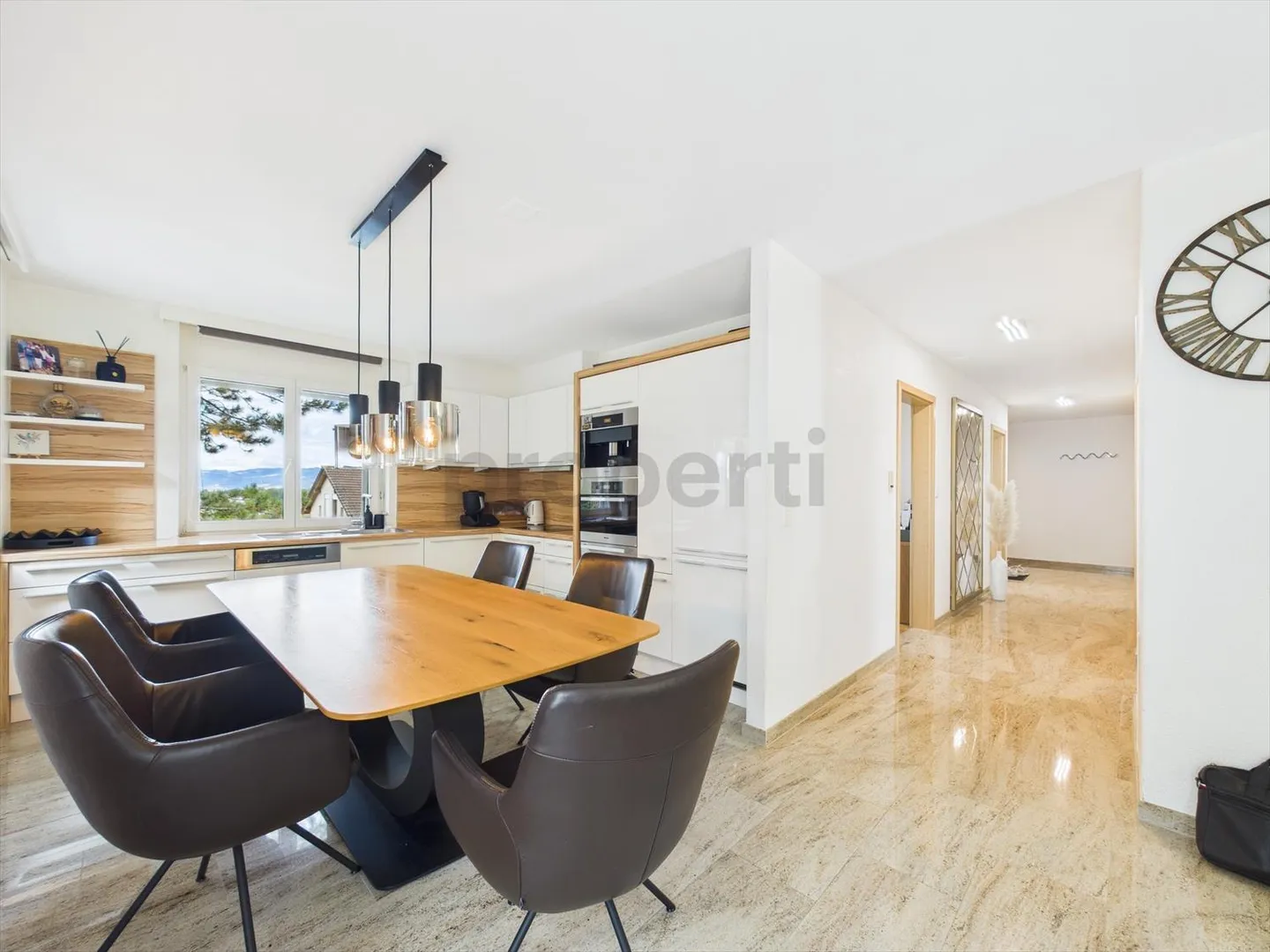 Exklusive 4.5-Zimmer-Gartenwohnung mit großem Garten und moderner Ausstattung - Foto 2 von 13