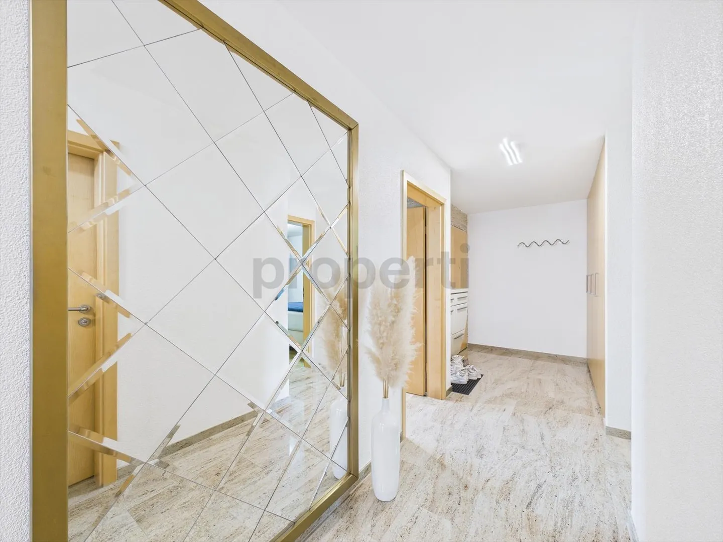 Exklusive 4.5-Zimmer-Gartenwohnung mit großem Garten und moderner Ausstattung - Foto 8 von 13