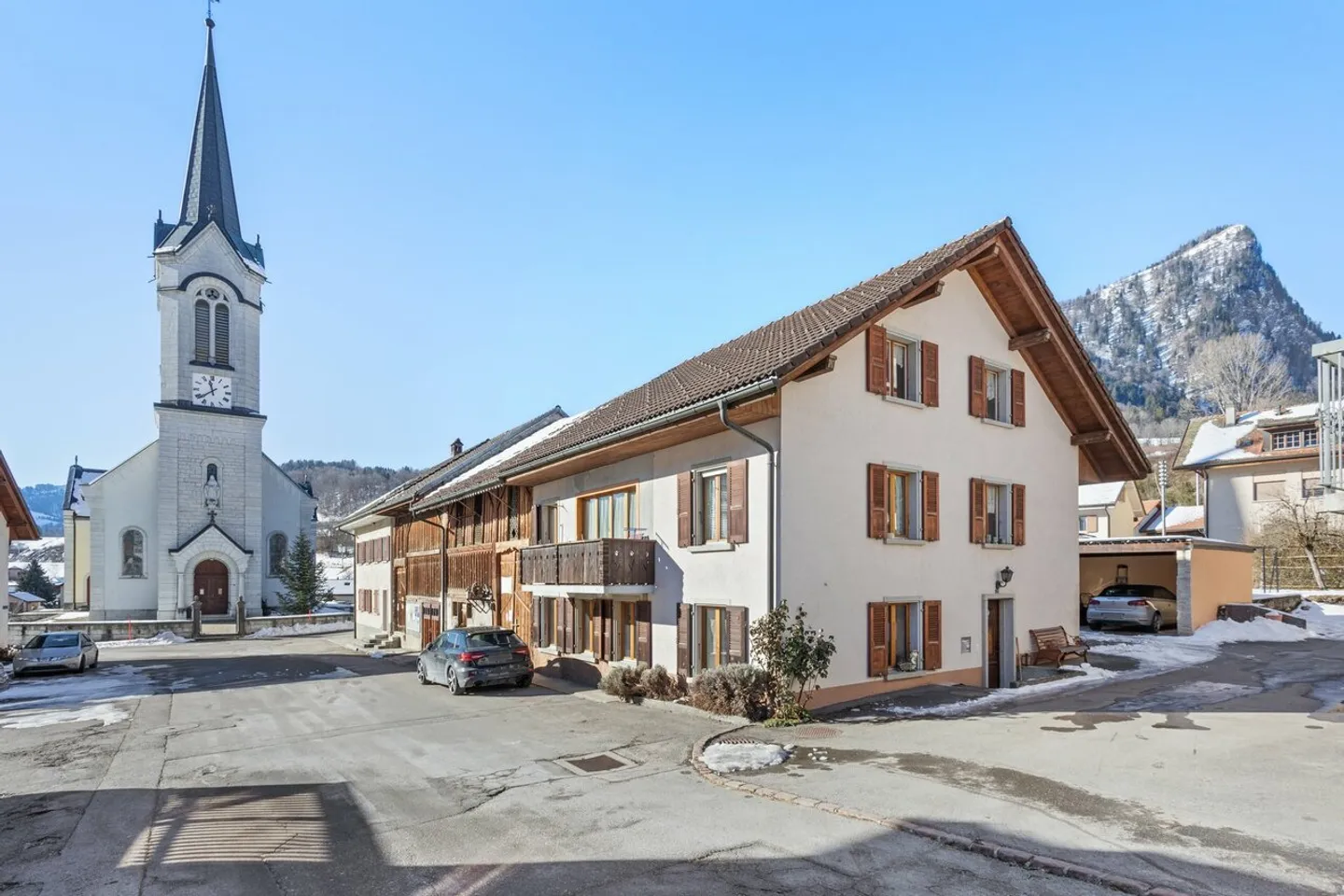 Building with two apartments and development potential - Photo 2 of 10