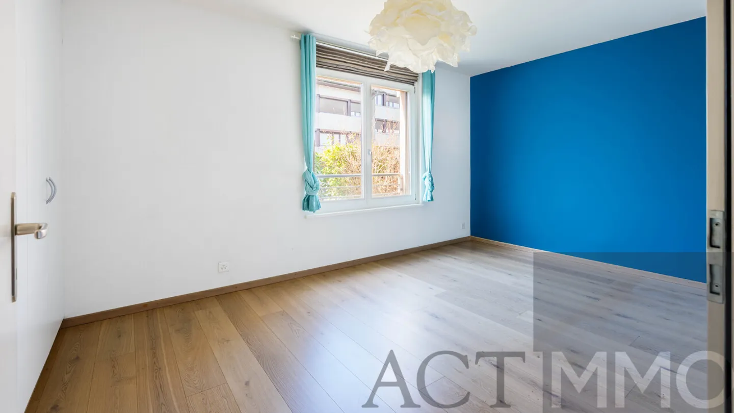 Exclusive 4-room garden-level apartment in the heart of Perly - Photo 6 of 7