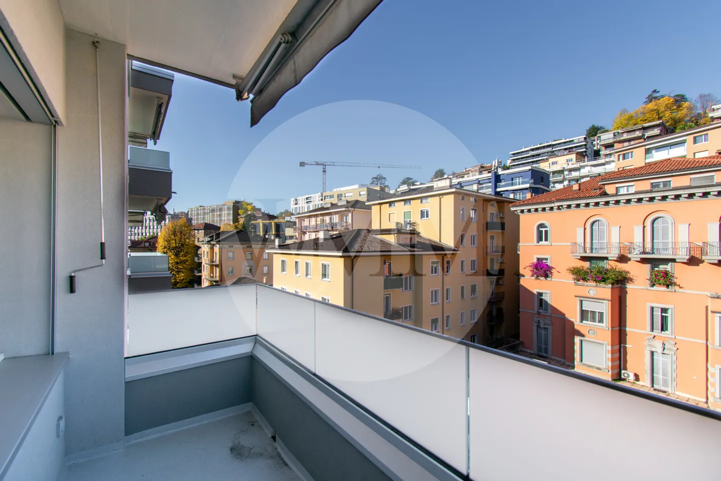APPARTAMENTO LUMINOSO DI 2,5 STANZE CON BALCONE E VISTA APERTA - Foto 1 di 9