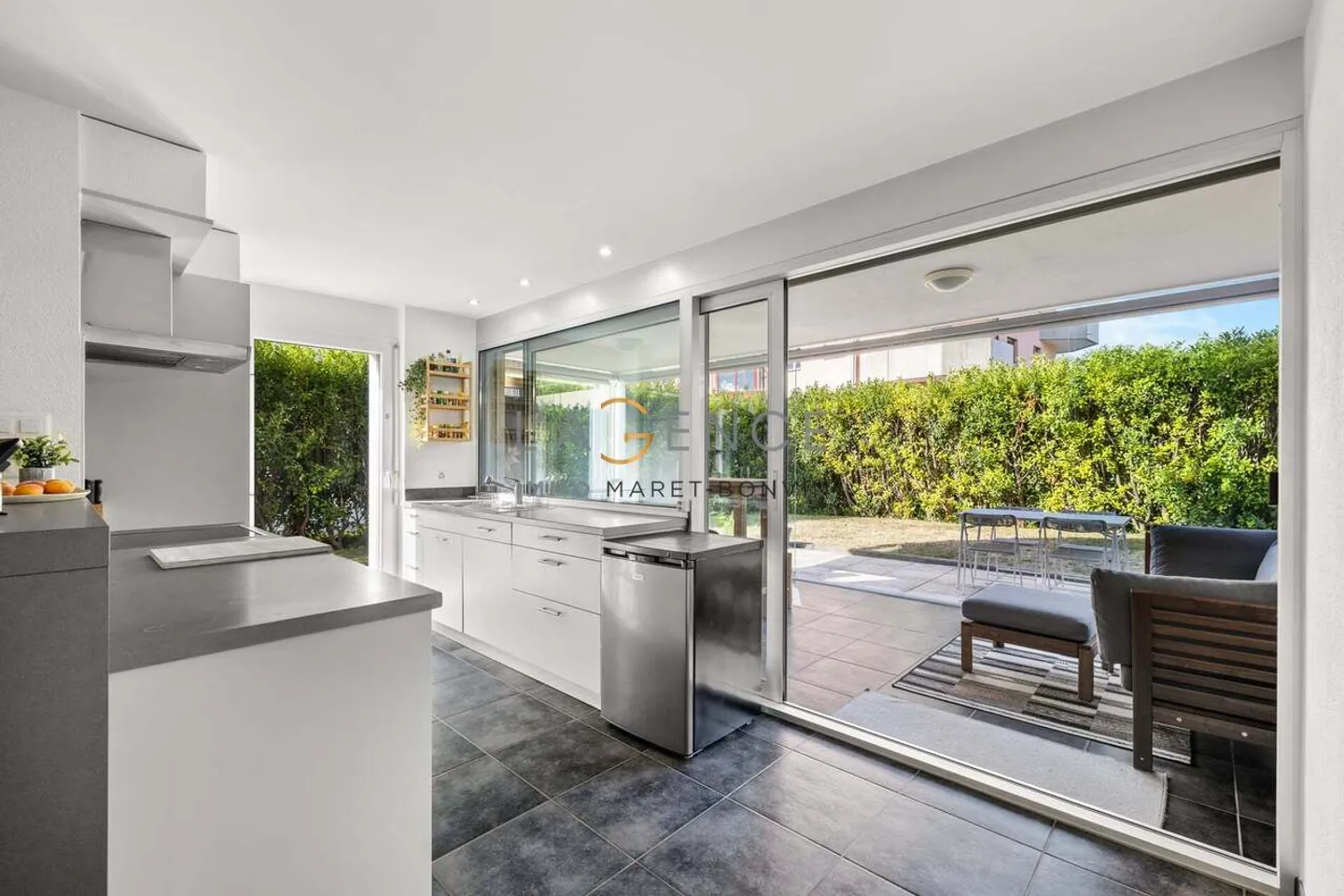 Appartement avec 3,5 pièces, véranda et surface de pelouse de 80m2 - Photo 2 sur 11