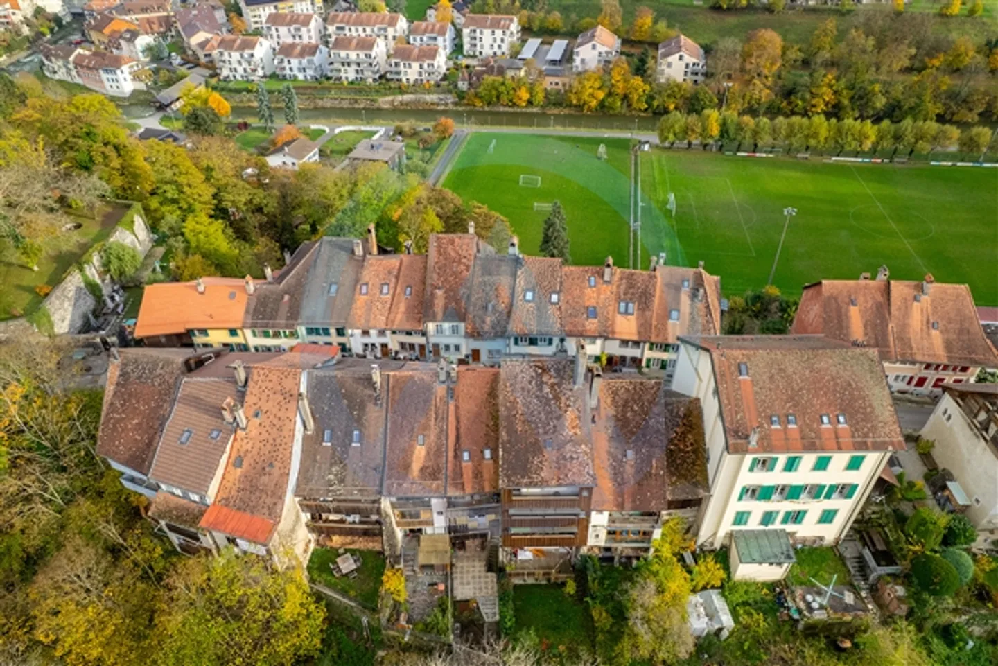 Casa di villaggio con 2 appartamenti indipendenti nel cuore del villaggio storico - Foto 3 di 17