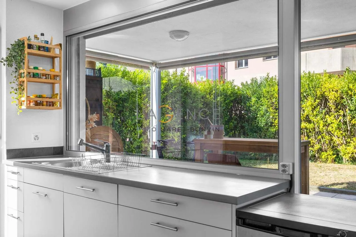 Appartement avec 3,5 pièces, véranda et surface de pelouse de 80m2 - Photo 3 sur 11