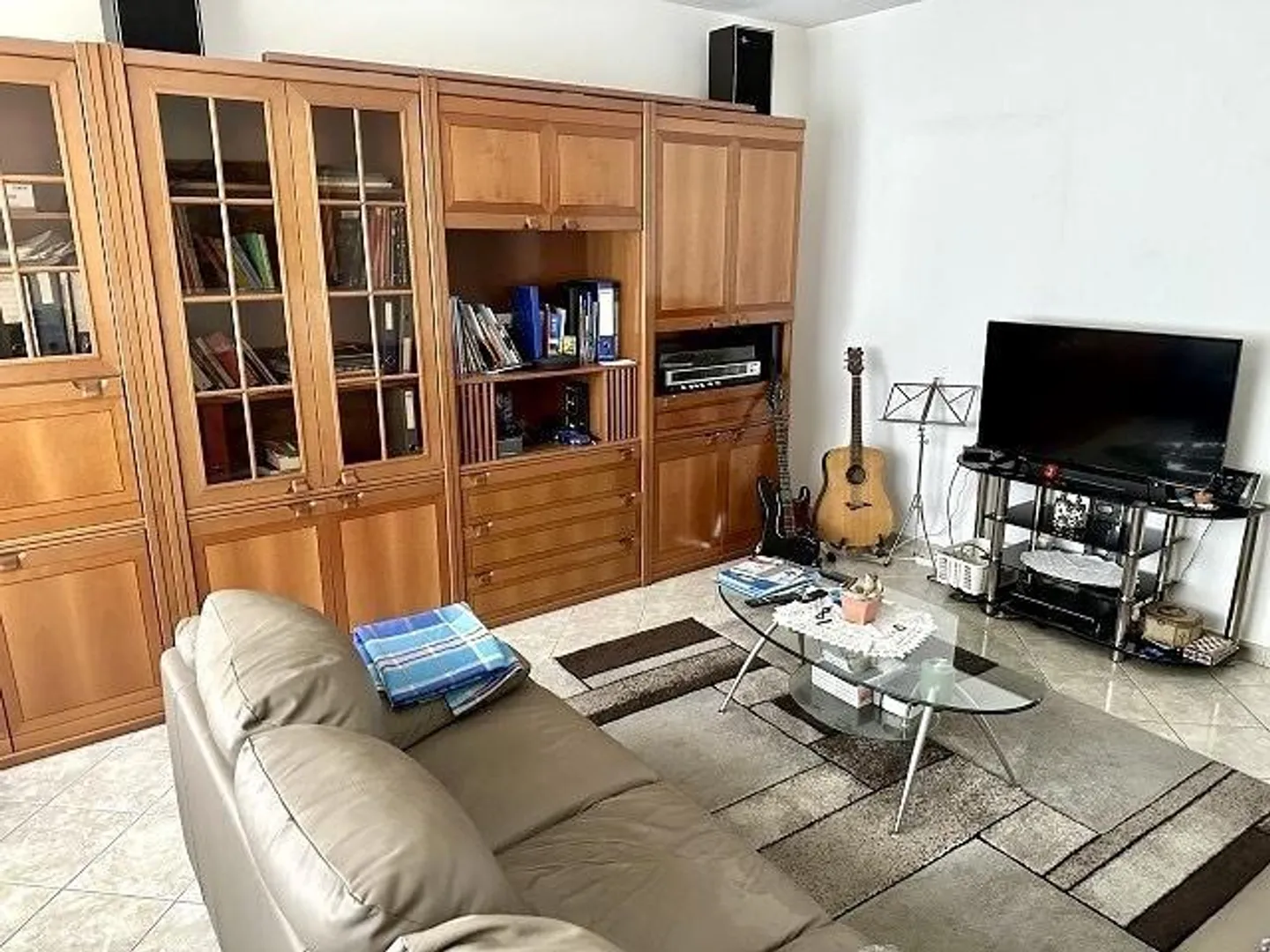 Appartamento di 4 stanze al 1° piano in una posizione tranquilla e soleggiata con vista - Foto 2 di 25