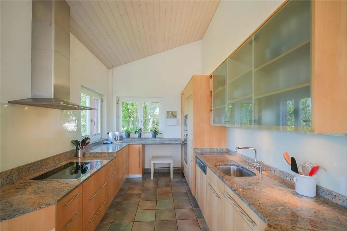 In the best location: 6.5-room single-family home with convincing space offer - Photo 4 of 13