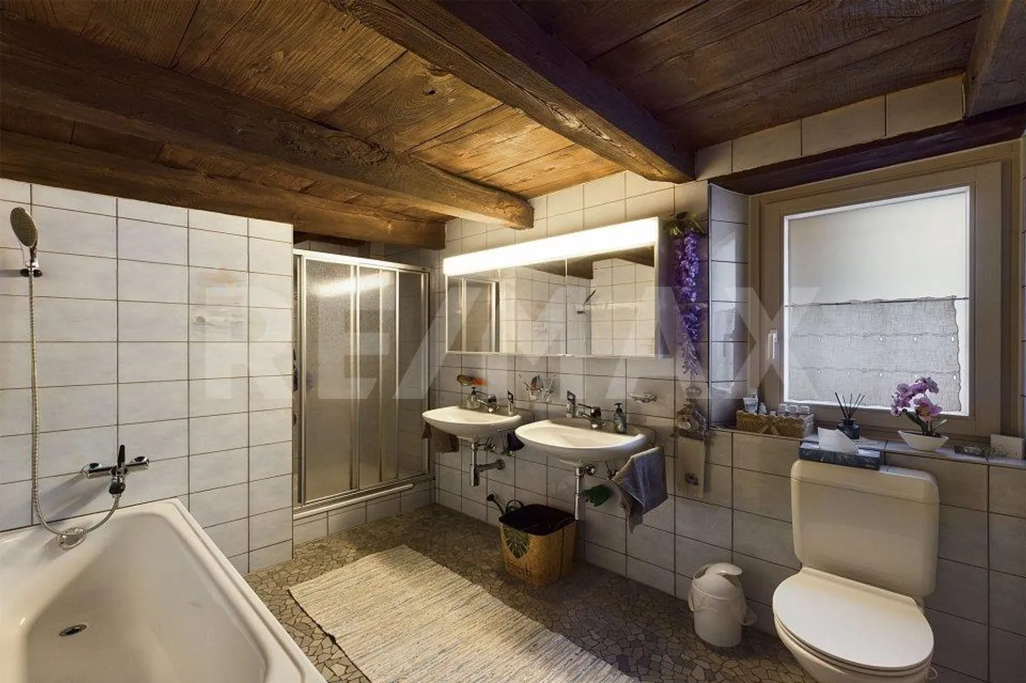 Large, newly renovated village house with charm - Photo 5 of 13