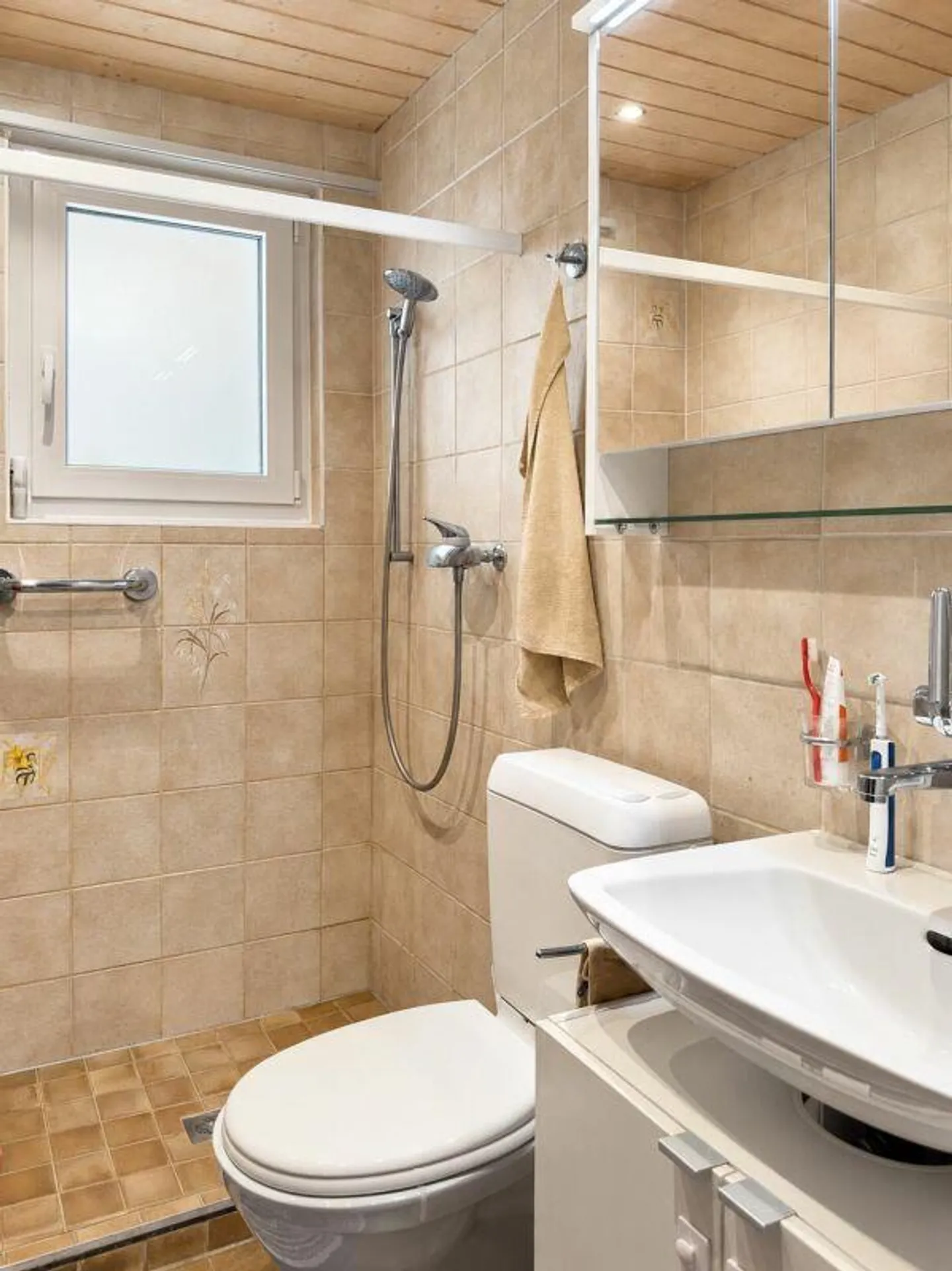 Maison individuelle de 6,5 pièces avec véranda, atelier et dépendances polyvalentes - Photo 9 sur 28
