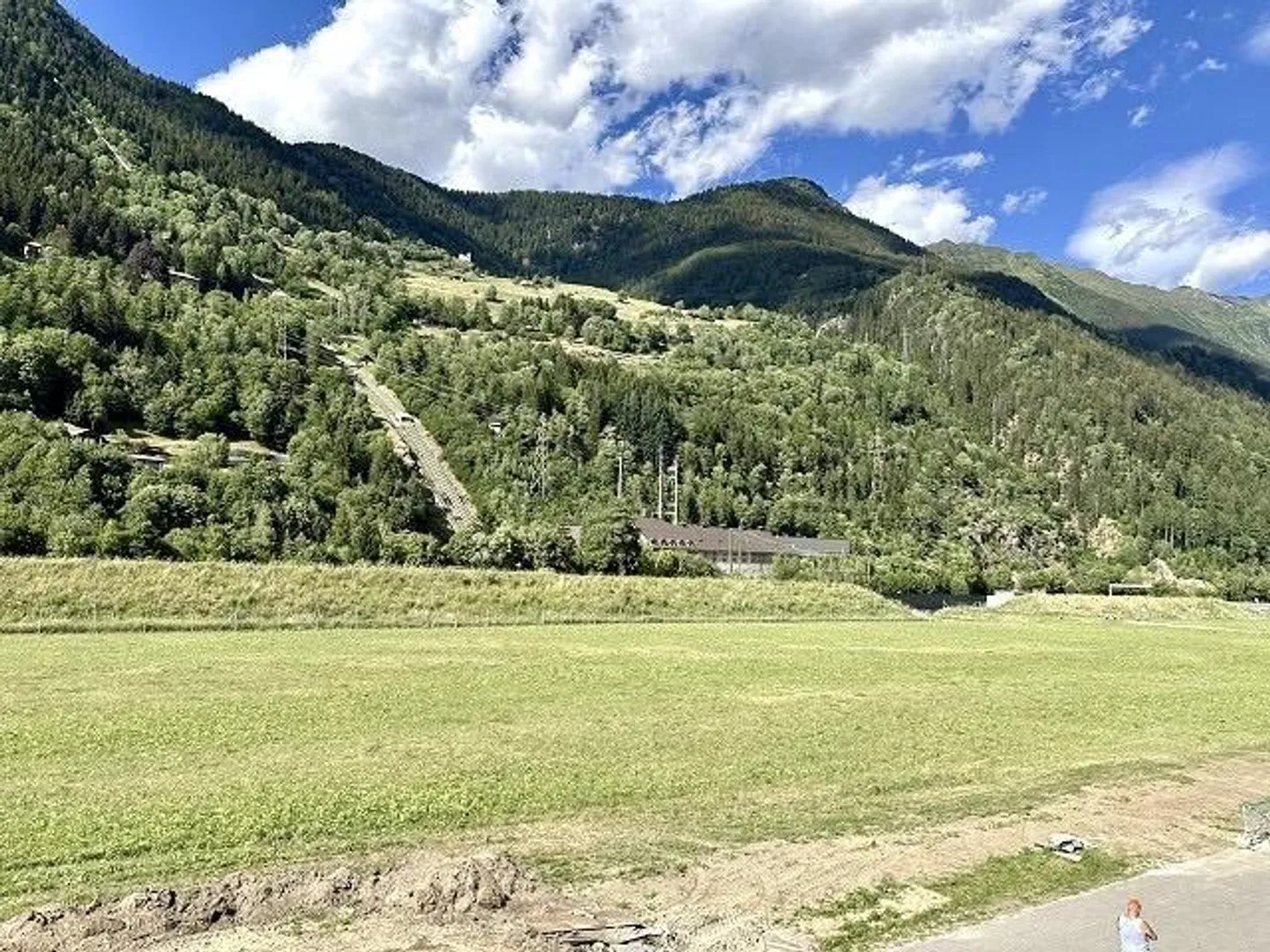 Appartamento di 4 stanze al 1° piano in una posizione tranquilla e soleggiata con vista - Foto 16 di 25