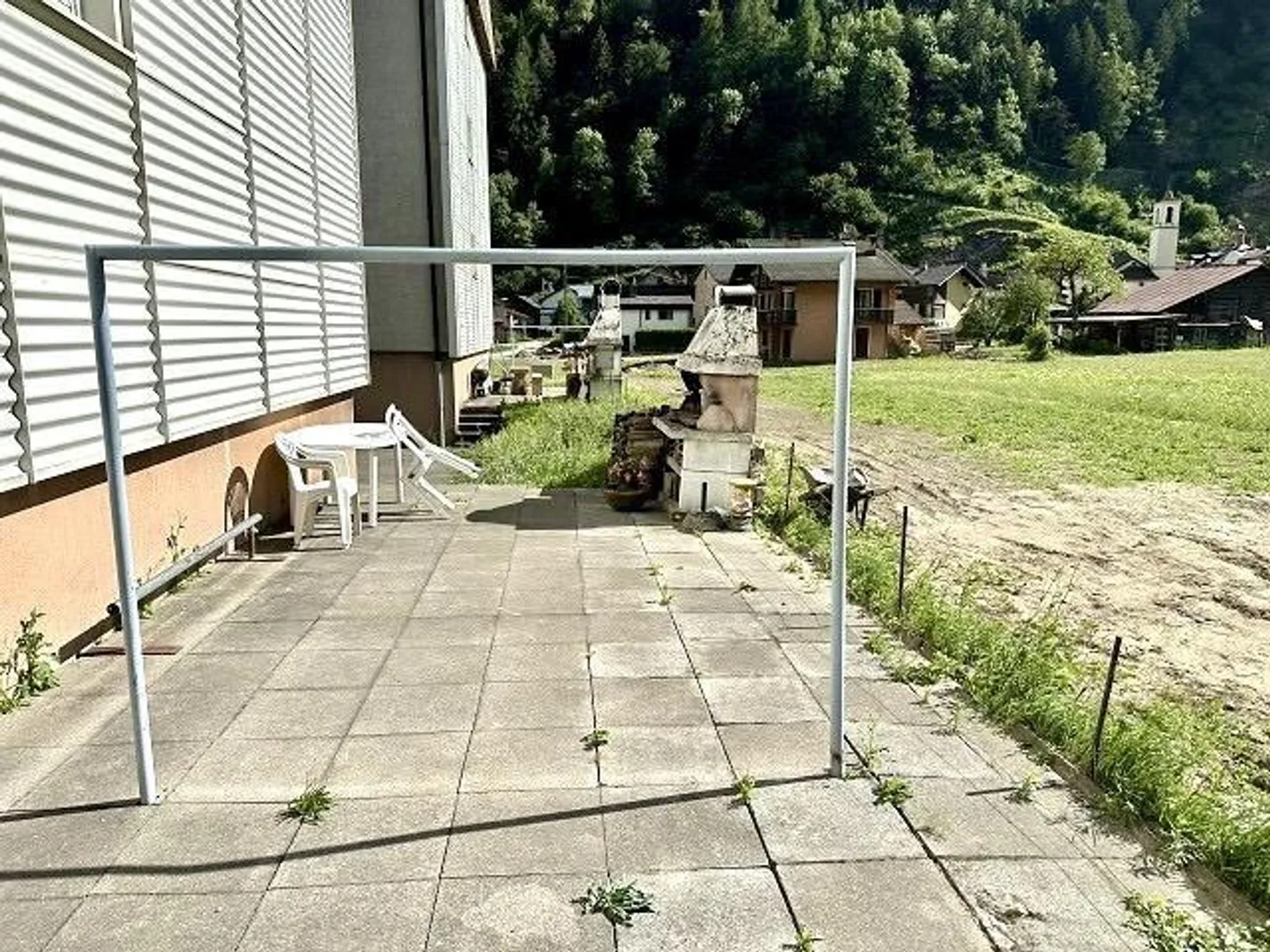 Appartamento di 4 stanze al 1° piano in una posizione tranquilla e soleggiata con vista - Foto 23 di 25