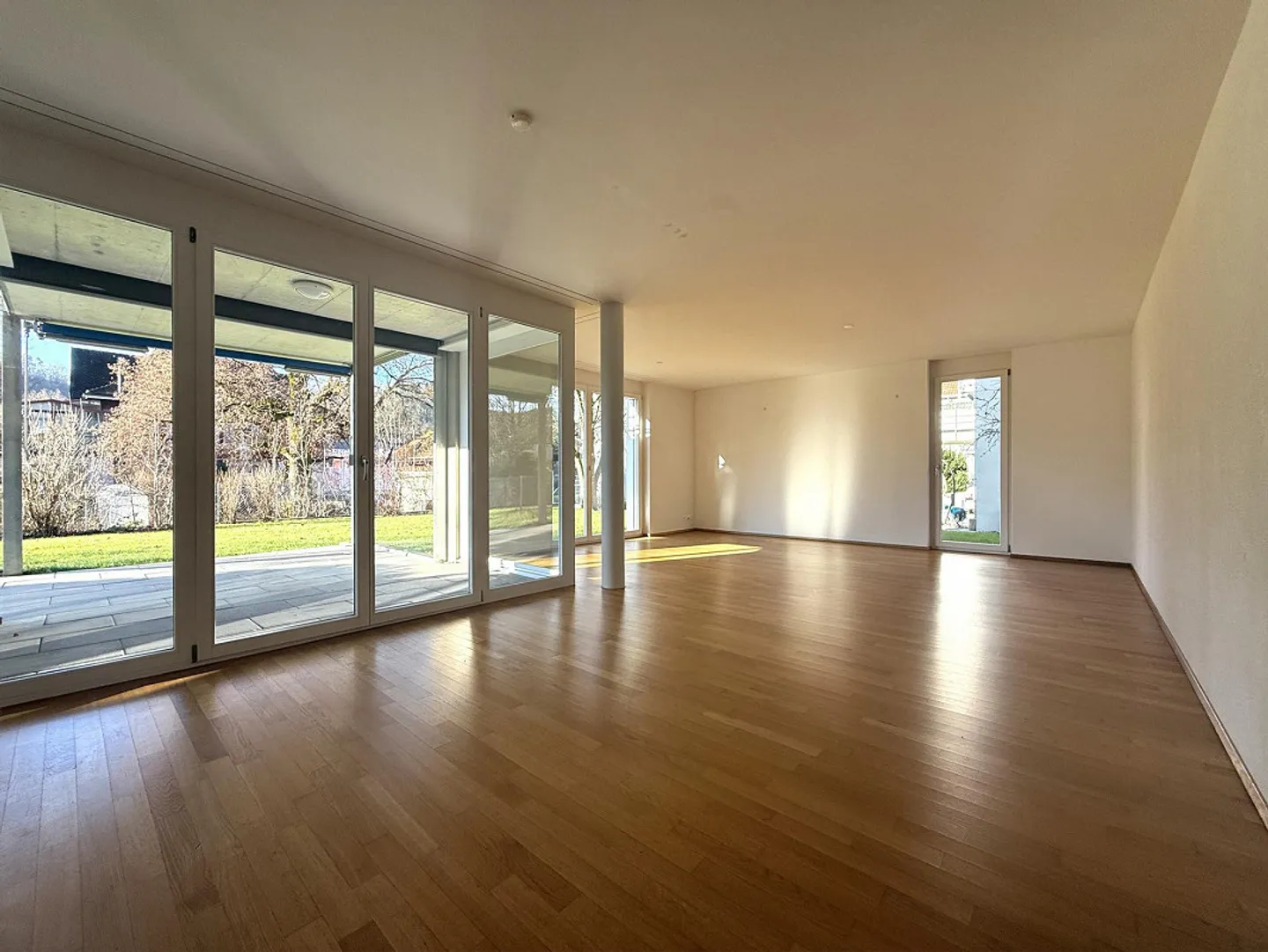 Modern, age-appropriate 4.5-room apartment with large lawn area - Photo 2 of 13