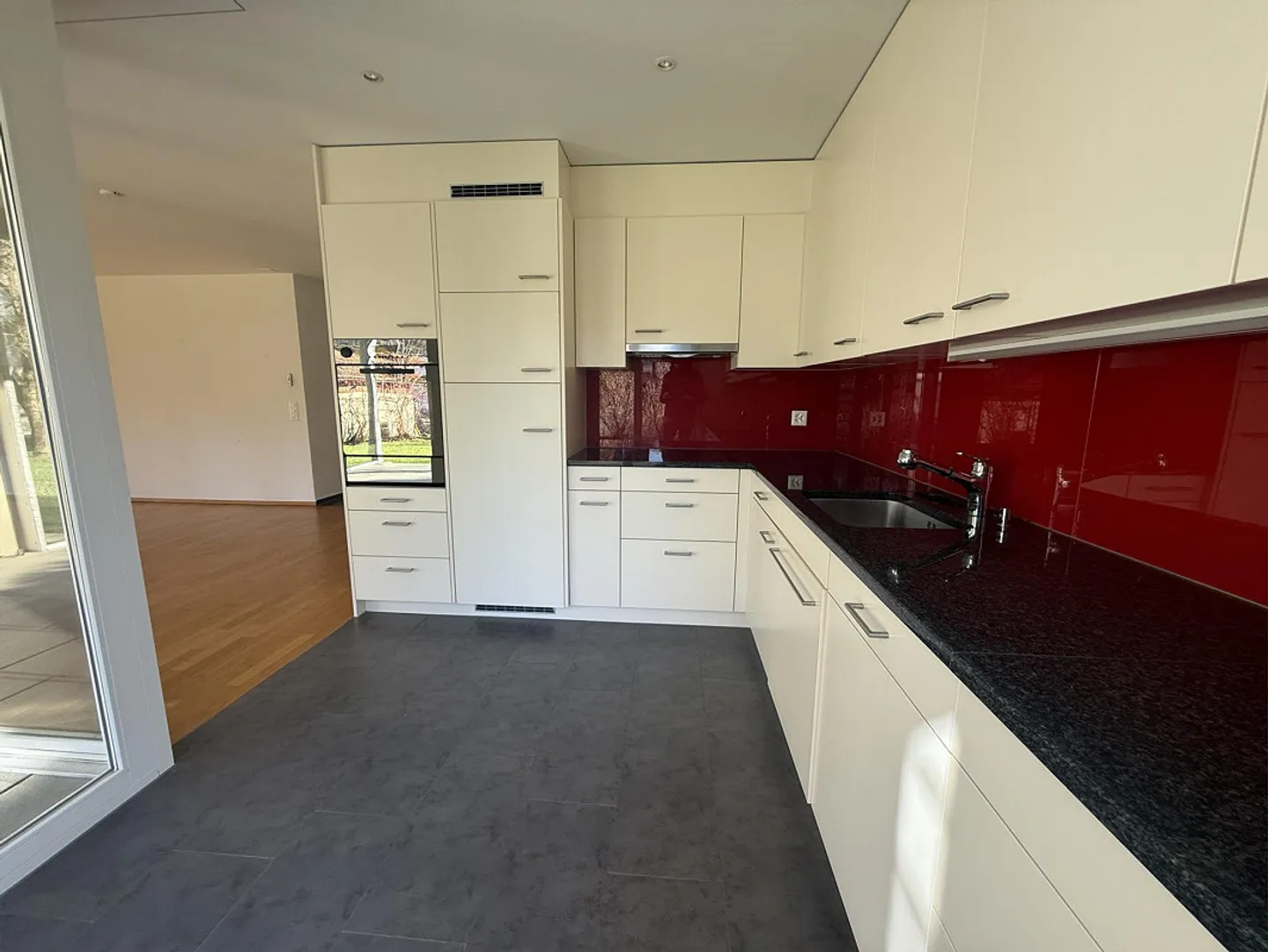 Modern, age-appropriate 4.5-room apartment with large lawn area - Photo 3 of 13