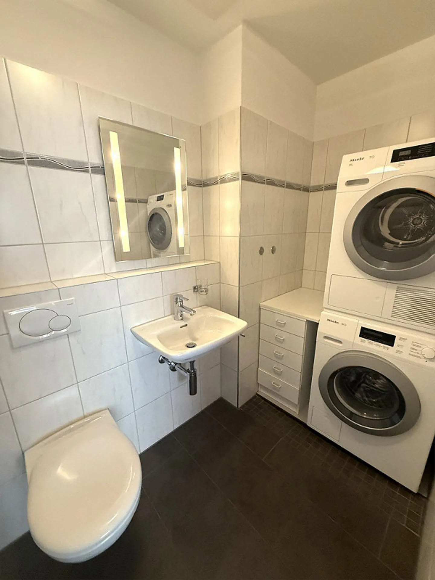 Modern, age-appropriate 4.5-room apartment with large lawn area - Photo 6 of 13