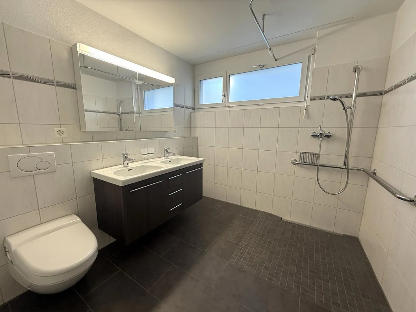 Modern, age-appropriate 4.5-room apartment with large lawn area - Photo 7 of 13