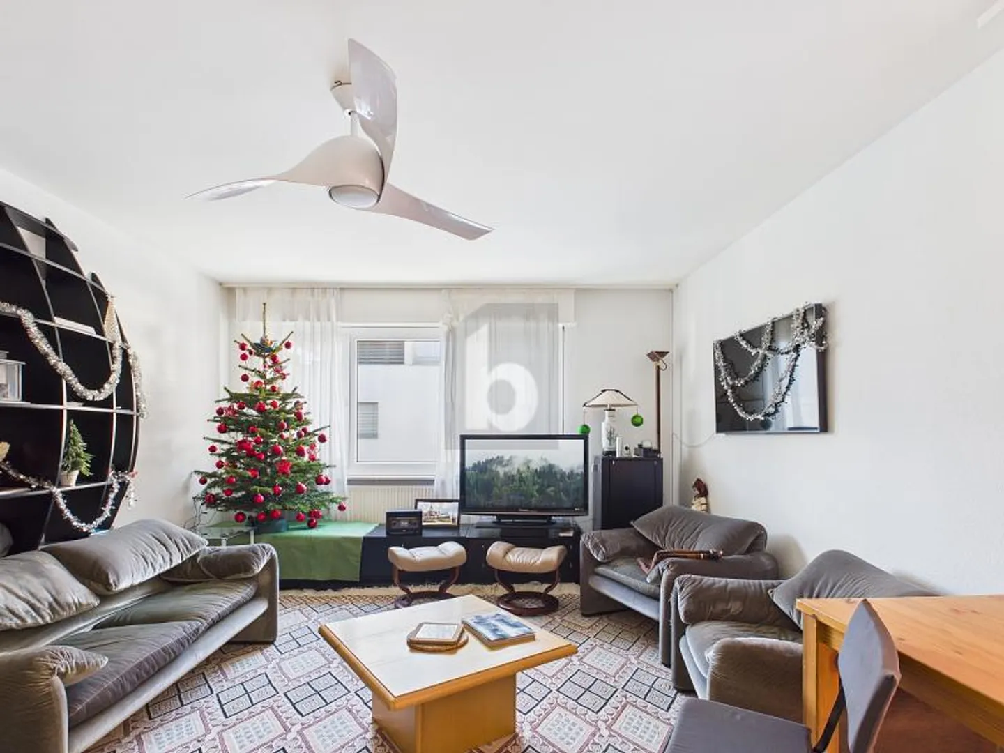 CENTRAL WITH BALCONY AND LOTS OF SPACE - Photo 1 of 6