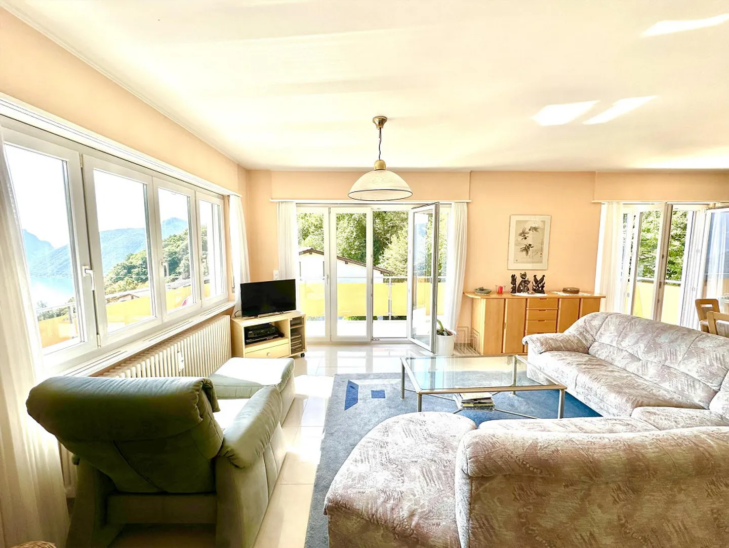 Elegant Attic of 3.5 Rooms with Lake Lugano View - Photo 2 of 11