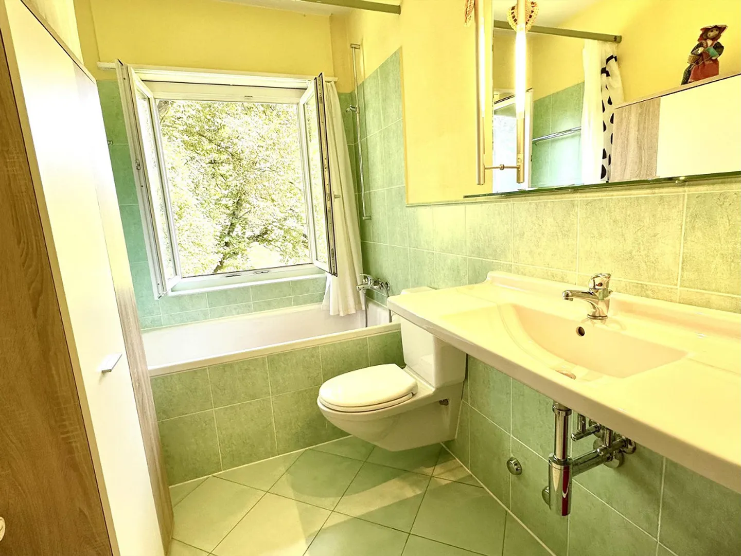 Elegant Attic of 3.5 Rooms with Lake Lugano View - Photo 7 of 11