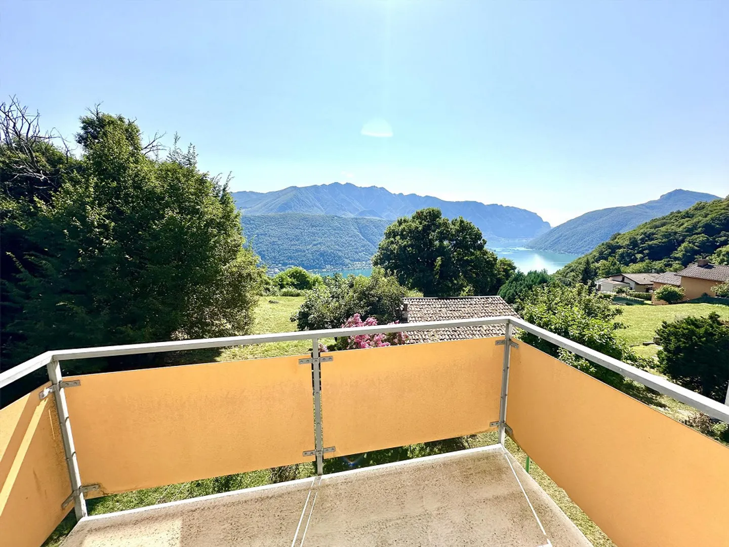 Elegant Attic of 3.5 Rooms with Lake Lugano View - Photo 9 of 11