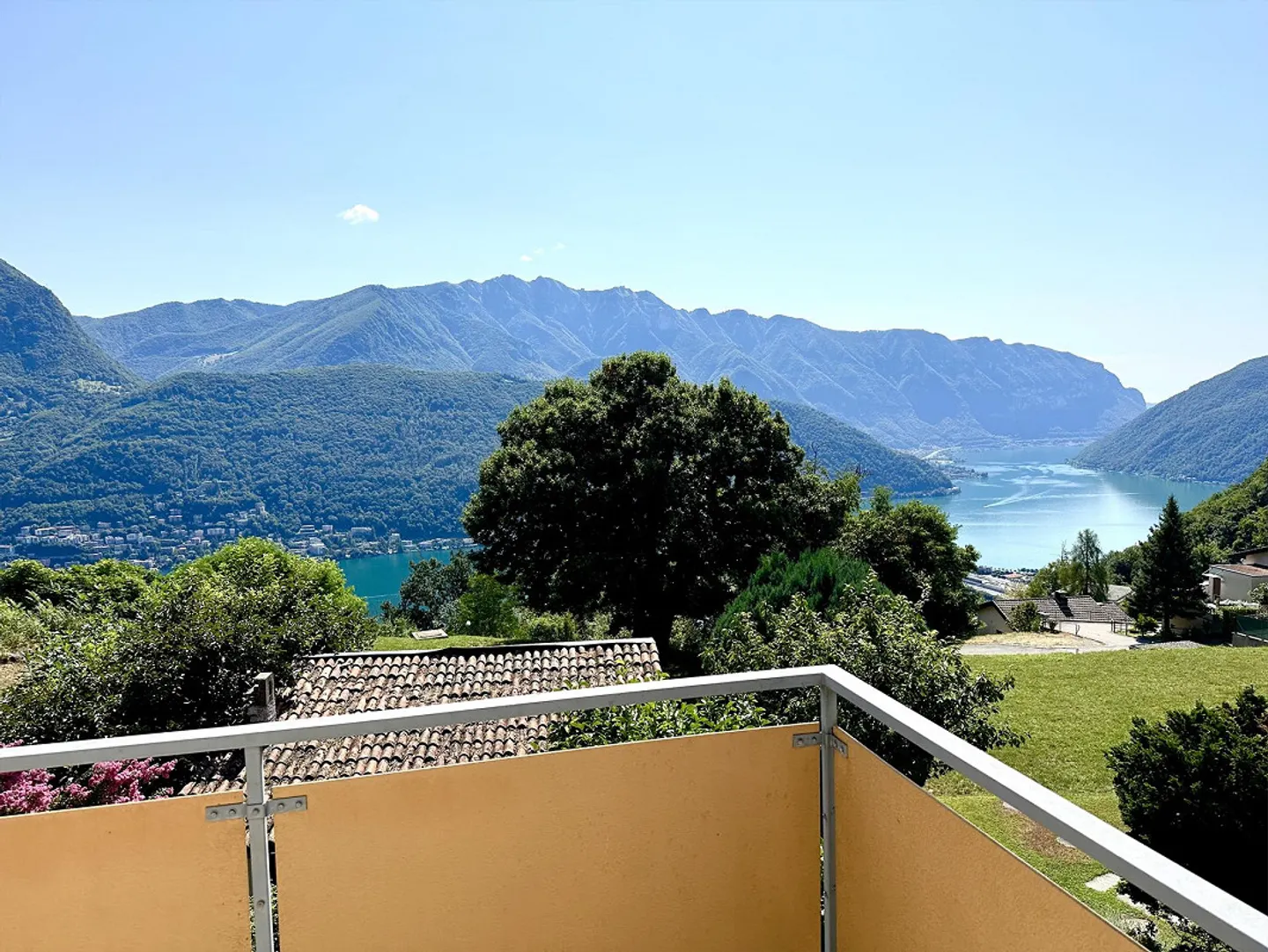 Elegant Attic of 3.5 Rooms with Lake Lugano View - Photo 10 of 11