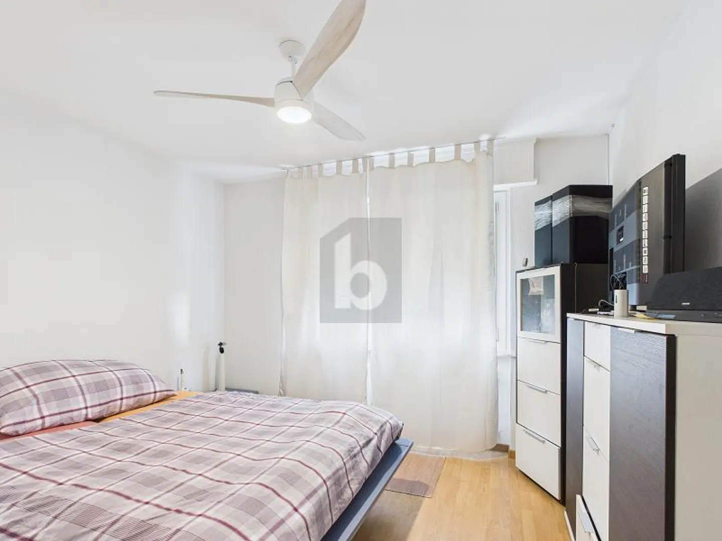 CENTRAL WITH BALCONY AND LOTS OF SPACE - Photo 4 of 6