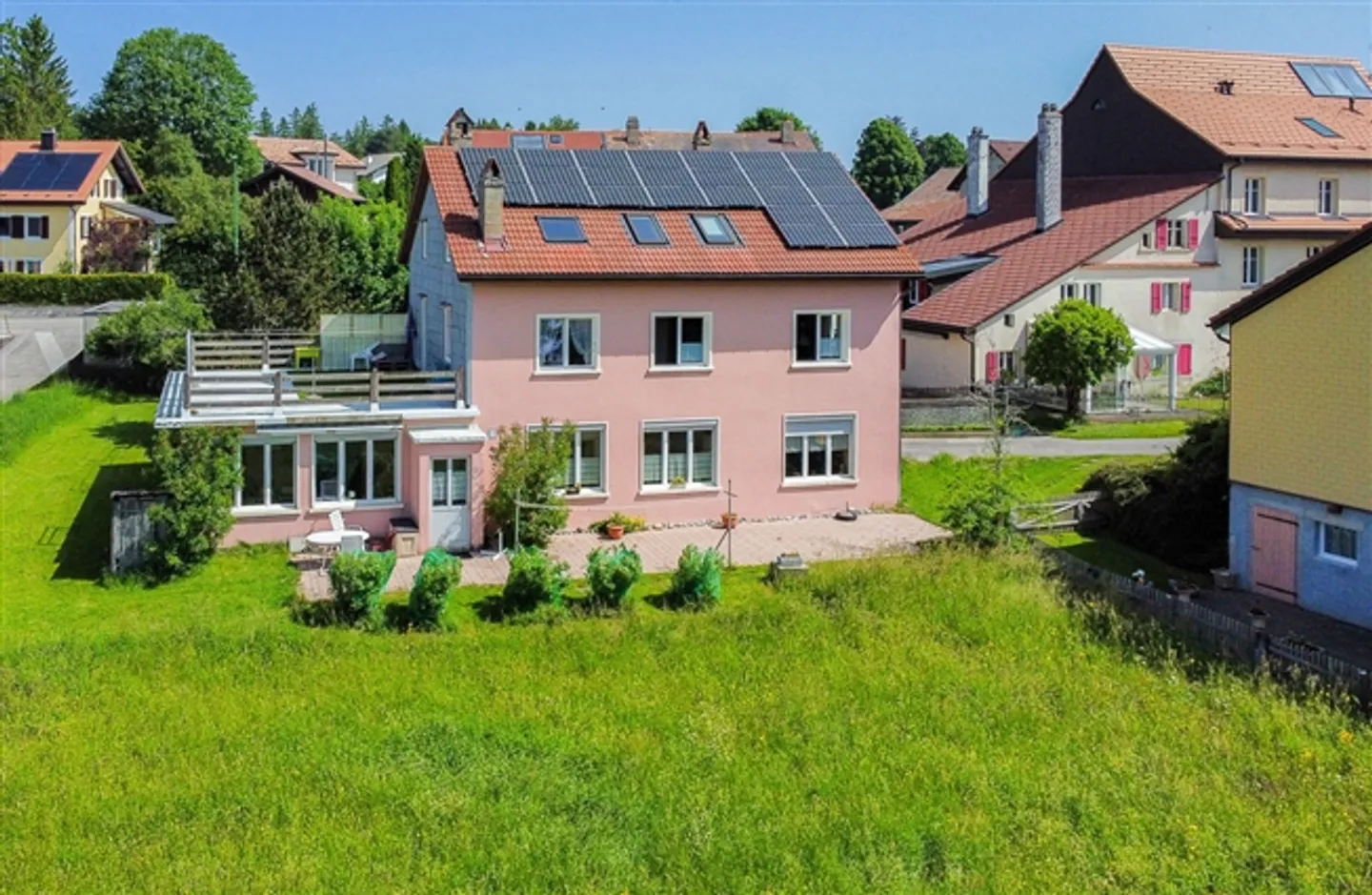 Casa unifamiliare con 2 appartamenti e garage
Ambiente bucolico - Foto 1 di 20