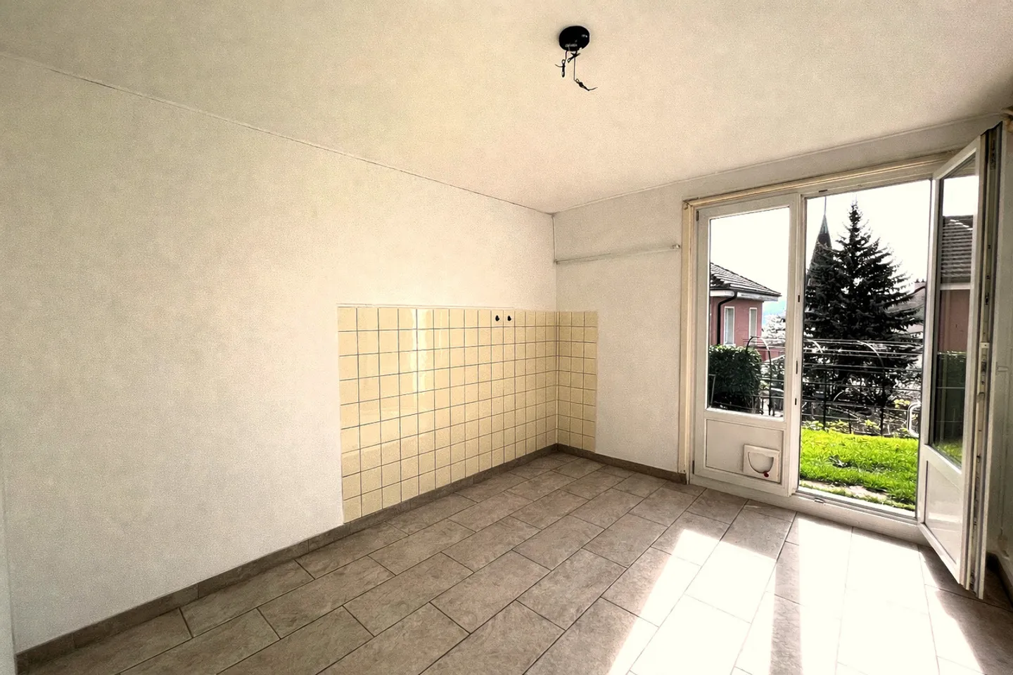 Charming garden-level apartment with a view of the lake and the Alps - Photo 3 of 11