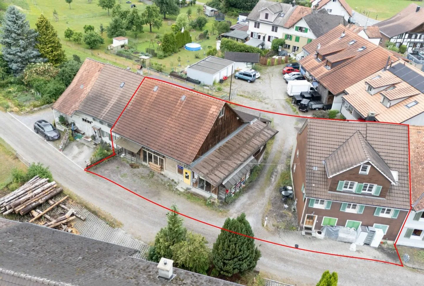 Zweifamilienhaus mit Ökonomiegebäude und vielseitigem Entwicklungspotenzial - Photo 1 sur 18