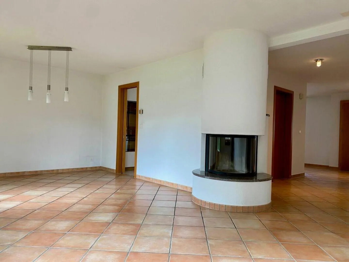 Semi-Detached Family House in a Quiet Residential Area - Photo 4 of 8
