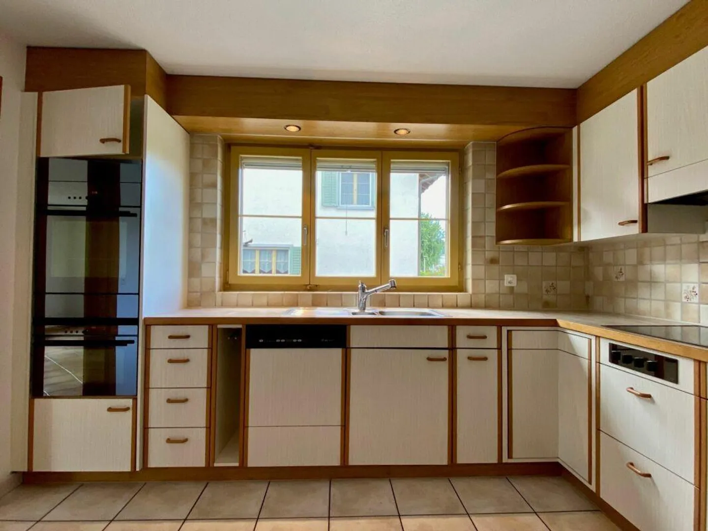 Semi-Detached Family House in a Quiet Residential Area - Photo 5 of 8
