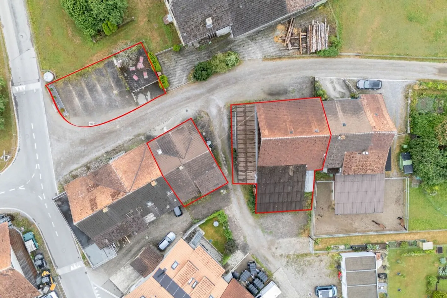 Zweifamilienhaus mit Ökonomiegebäude und vielseitigem Entwicklungspotenzial - Photo 2 sur 18